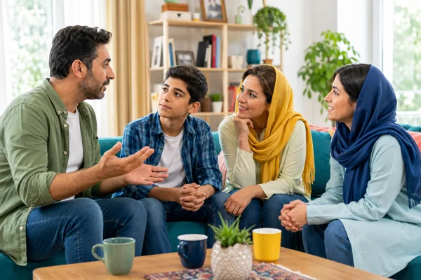 گوش دادن فعال بین اعضای خانواده برای بهبود ارتباط